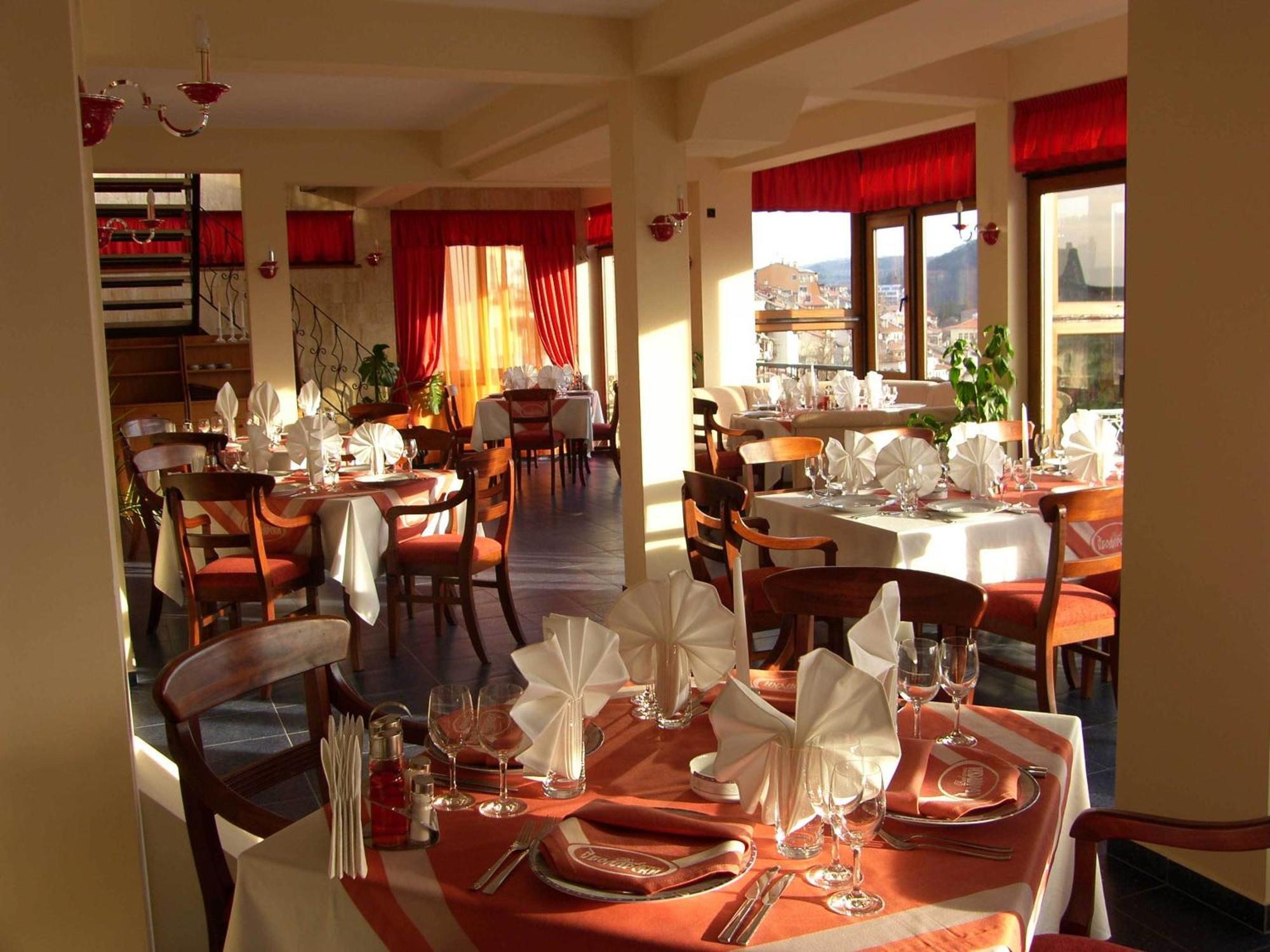 Meridian Hotel Bolyarski Weliko Tarnowo Restaurant foto